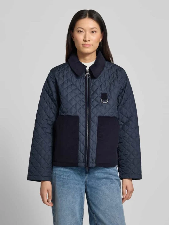 Zdjęcie produktu Kurtka pikowana w kroju regular fit z naszytymi kieszeniami bocznymi model 'AYLESBY' Barbour Granatowy