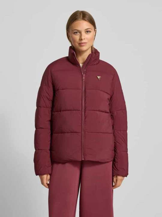 Zdjęcie produktu Kurtka pikowana z aplikacją z logo model ‘NEW CLAUDIA’ Guess Bordowy