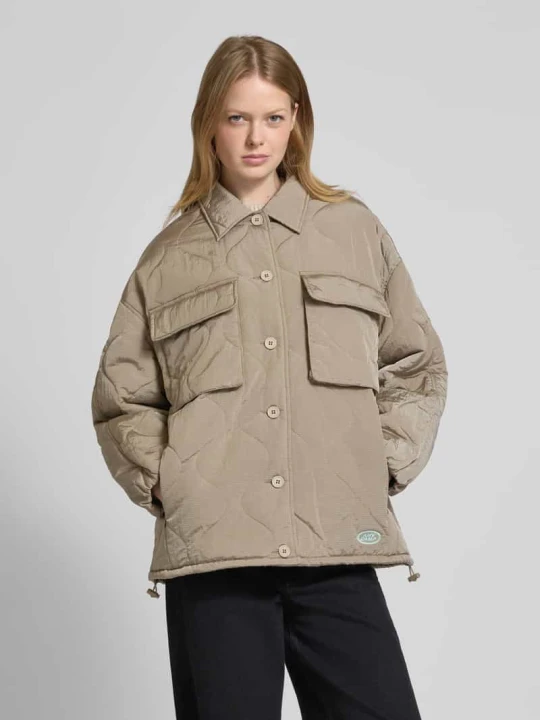 Zdjęcie produktu Kurtka pikowana z kieszeniami z patką na piersi model ‘IFABAY’ American Vintage Piaskowy
