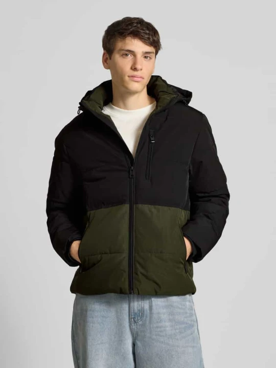 Zdjęcie produktu Kurtka pikowana z kieszeniami zapinanymi na zamek błyskawiczny model ‘OWEN’ Jack&Jones Oliwkowy