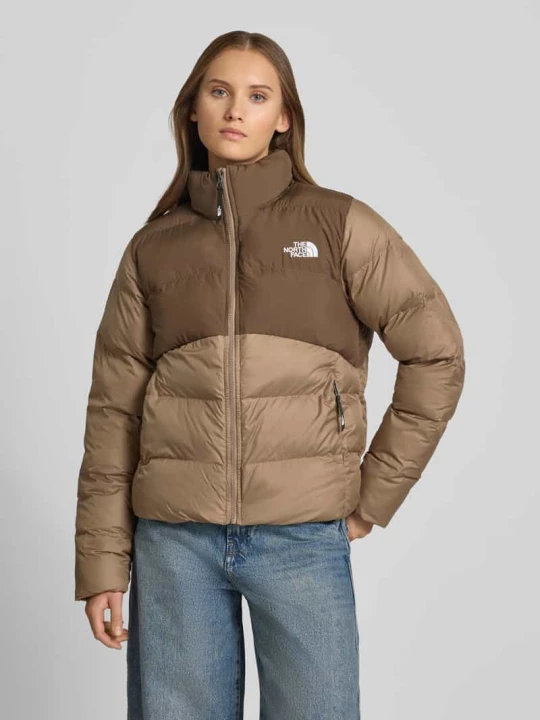 Zdjęcie produktu Kurtka pikowana z kieszeniami zapinanymi na zamek błyskawiczny model 'SAIKURU' The North Face Camel