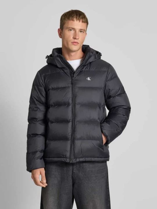Zdjęcie produktu Kurtka pikowana z logo i kieszeniami zapinanymi na zamek błyskawiczny Calvin Klein Jeans Czarny