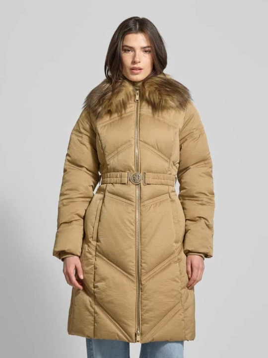Zdjęcie produktu Płaszcz pikowany z paskiem model ‘ALIENOR’ Guess