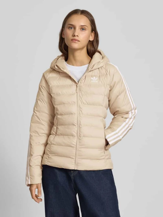Zdjęcie produktu Kurtka pikowana z wyhaftowanym logo adidas Originals Beżowy