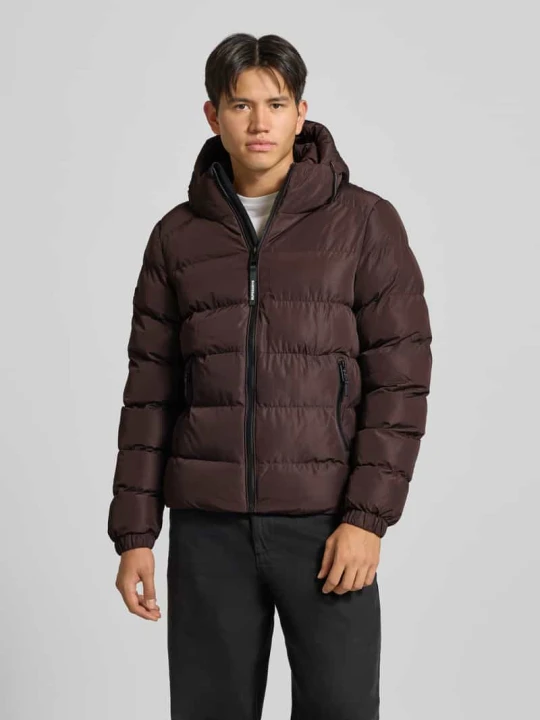 Zdjęcie produktu Kurtka pikowana z wyhaftowanym logo i kapturem Superdry Bordowy