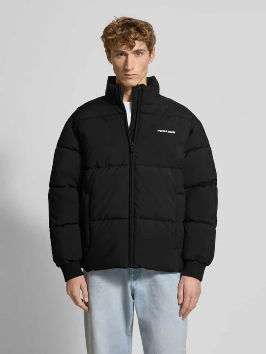 Zdjęcie produktu kurtka w stylu puffer z wyhaftowanym logo Pegador Czarny