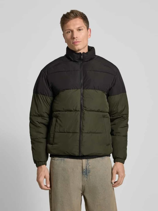 Zdjęcie produktu Kurtka pikowana ze stójką model ‘MAZE’ Jack&Jones Oliwkowy