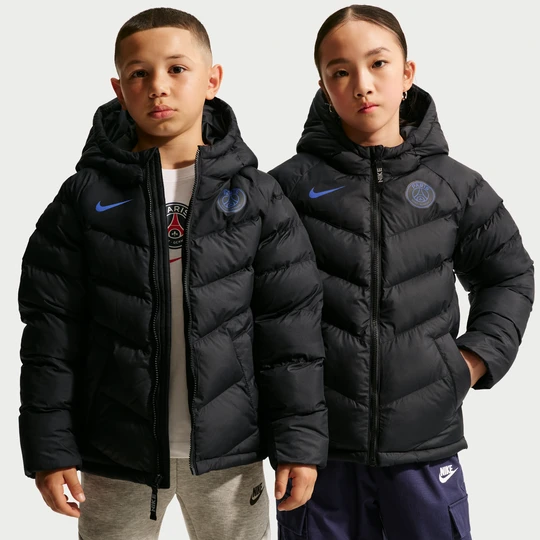Zdjęcie produktu Kurtka piłkarska z kapturem i syntetycznym wypełnieniem dla dużych dzieci Nike Paris Saint-Germain - Czerń