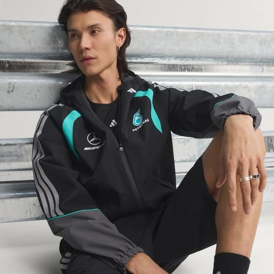 Zdjęcie produktu KURTKA PRZECIWDESZCZOWA MERCEDES - AMG PETRONAS FORMULA 1 TEAM MECHANICS Adidas