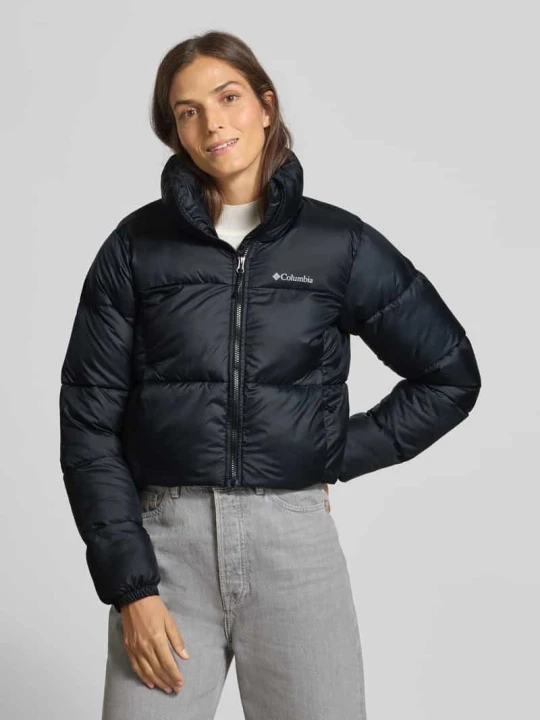 Zdjęcie produktu Kurtka puchowa cropped z nadrukiem logo model 'Puffect™' Columbia Czarny