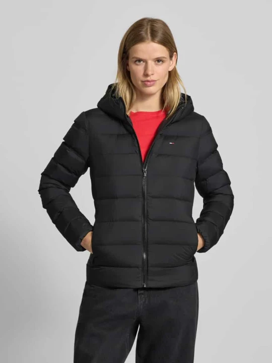 Zdjęcie produktu Kurtka puchowa o kroju regular fit z kapturem Tommy Jeans Czarny