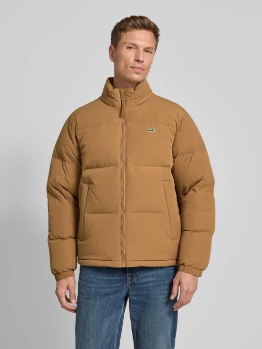 Zdjęcie produktu Kurtka puchowa o kroju regular fit ze stójką i zintegrowanym kapturem Lacoste Camel