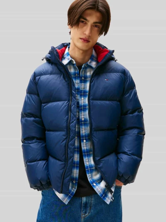 Zdjęcie produktu kurtka puchowa o kroju relaxed fit z kapturem Tommy Jeans Ciemnoniebieski