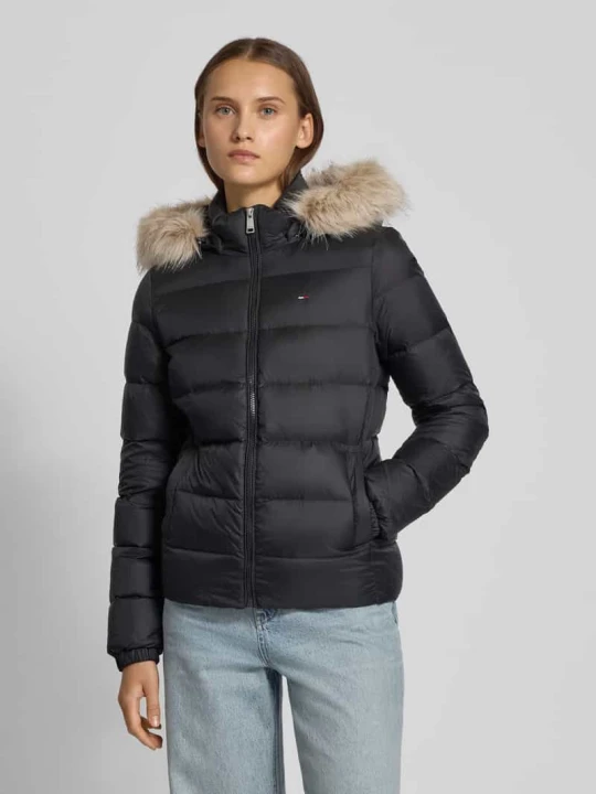 Zdjęcie produktu Kurtka puchowa o kroju shaped fit z wyhaftowanym logo Tommy Jeans Czarny
