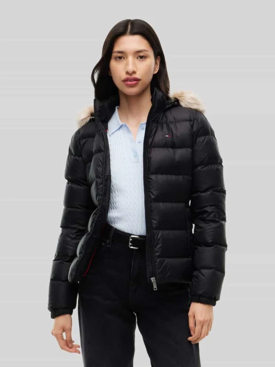 Zdjęcie produktu kurtka puchowa o kroju slim fit z odpinanym kapturem Tommy Jeans Czarny
