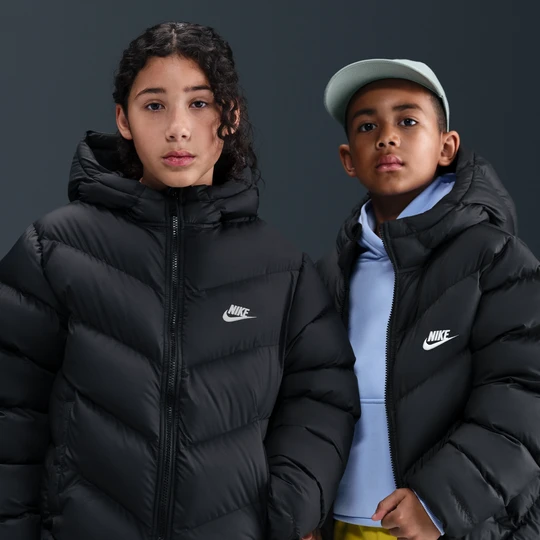 Zdjęcie produktu Kurtka puchowa o luźnym kroju dla dużych dzieci Therma-Fit Nike All Day Play - Czerń