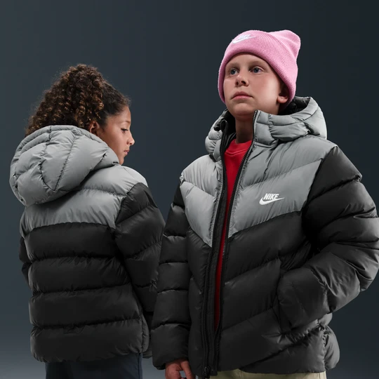 Zdjęcie produktu Kurtka puchowa o luźnym kroju dla dużych dzieci Therma-Fit Nike All Day Play - Czerń