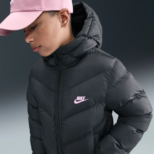Zdjęcie produktu Kurtka puchowa o luźnym kroju dla dużych dzieci Therma-Fit Nike All Day Play - Czerń