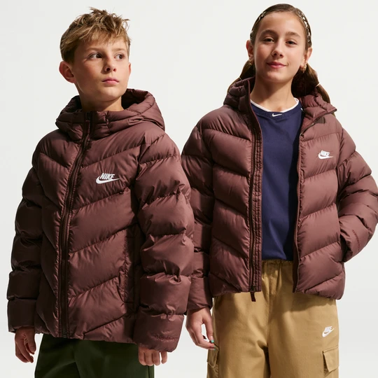 Zdjęcie produktu Kurtka puchowa o luźnym kroju dla dużych dzieci Therma-Fit Nike All Day Play - Fiolet