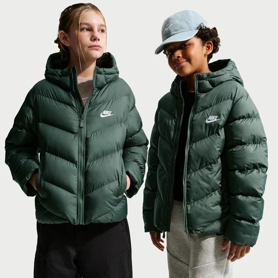 Zdjęcie produktu Kurtka puchowa o luźnym kroju dla dużych dzieci Therma-Fit Nike All Day Play - Zieleń