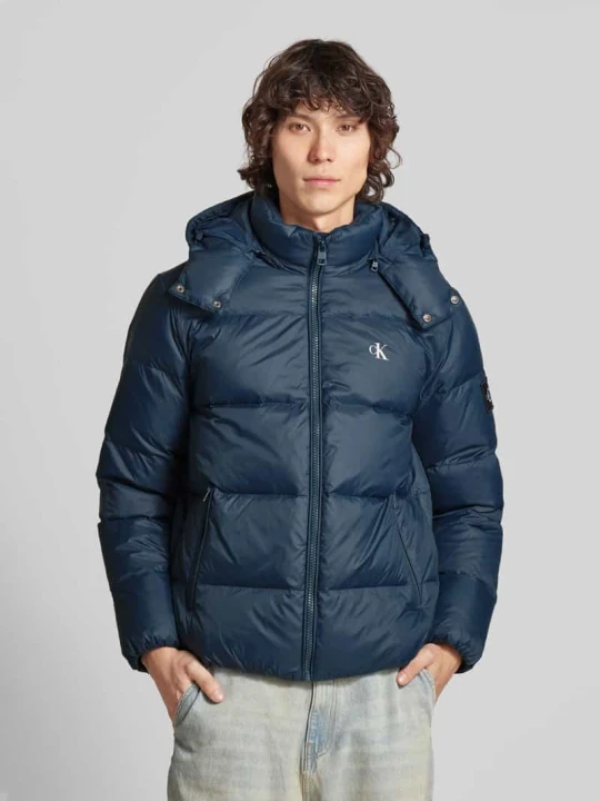 Zdjęcie produktu Kurtka puchowa z wypełnieniem puchem i pierzem model ‘ESSENTIALS’ Calvin Klein Jeans Ciemnoniebieski