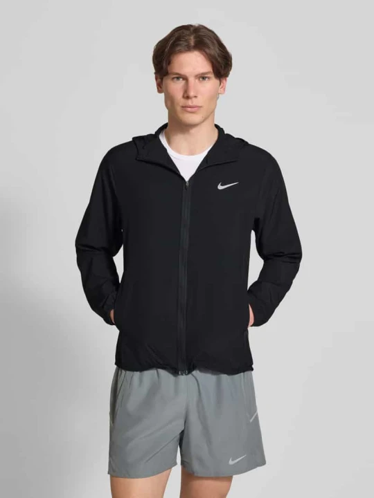 Zdjęcie produktu kurtka treningowa z nadrukiem z logo i stójką Nike Czarny
