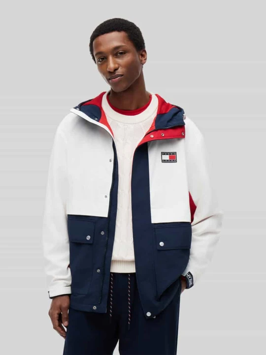 Zdjęcie produktu kurtka w kroju regular fit z nylonu z naszywką z logo Tommy Jeans Granatowy