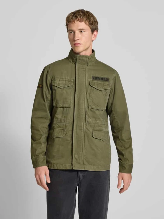 Zdjęcie produktu Kurtka w stylu militarnym z kieszeniami z patką i naszywkami z logo Superdry Oliwkowy