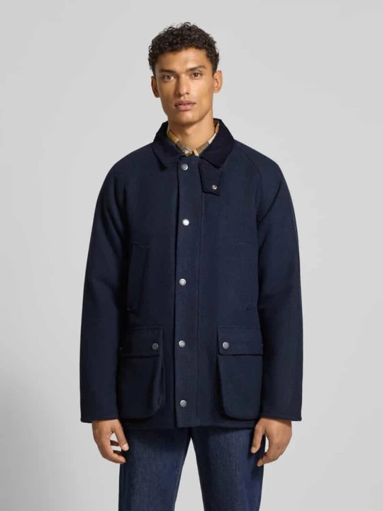 Zdjęcie produktu Kurtka wełniana o kroju regular fit ze sztruksowym obszyciem model ‘BEDALE’ Barbour Granatowy