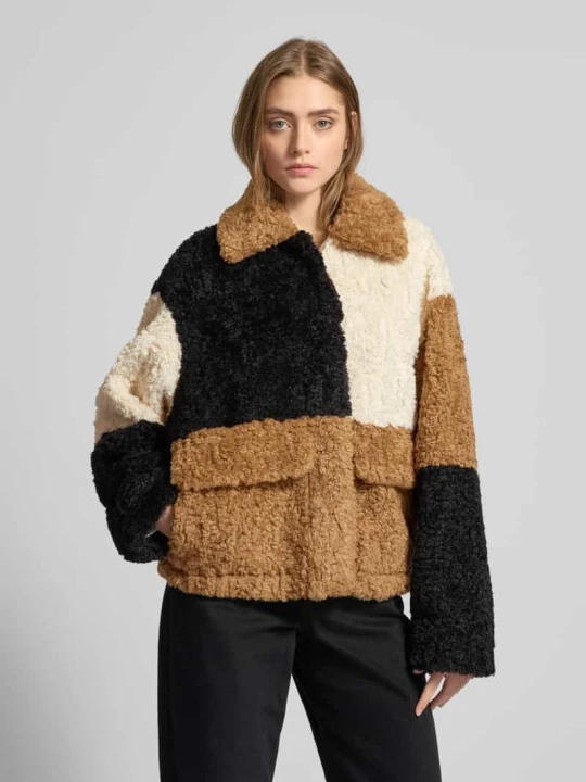 Zdjęcie produktu Kurtka z futerka z kieszeniami z patką model ‘Carly’ EDITED Koniakowy