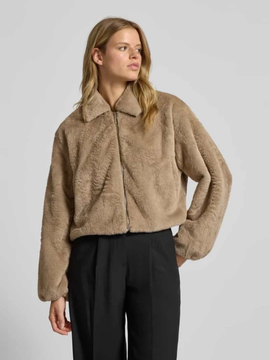 Zdjęcie produktu Kurtka z imitacji futra o kroju regular fit z wykładanym kołnierzem model ‘DANA’ Only Écru