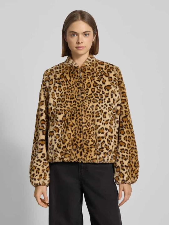 Zdjęcie produktu Kurtka z imitacji futra o kroju regular fit ze wzorem na całej powierzchni model ‘SONJALIGA’ Vero Moda Średniobrązowy melanż