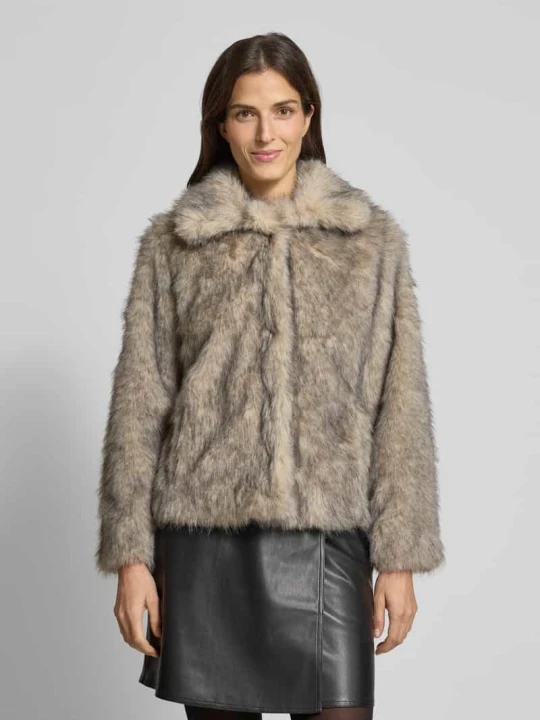 Zdjęcie produktu Kurtka z imitacji futra z wpuszczanymi kieszeniami model ‘AKAJA’ B.Young Camel