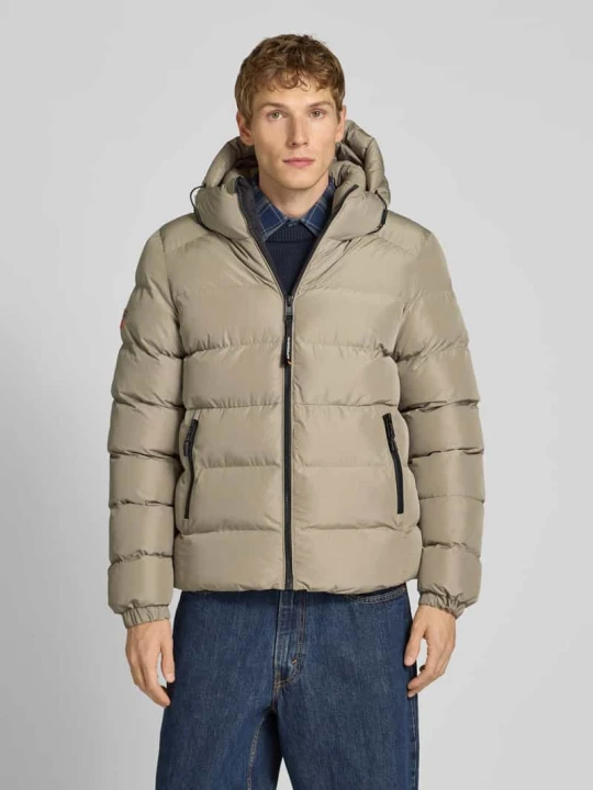Zdjęcie produktu Kurtka pikowana z kapturem i bocznymi kieszeniami zapinanymi na zamek błyskawiczny Superdry Beżowy