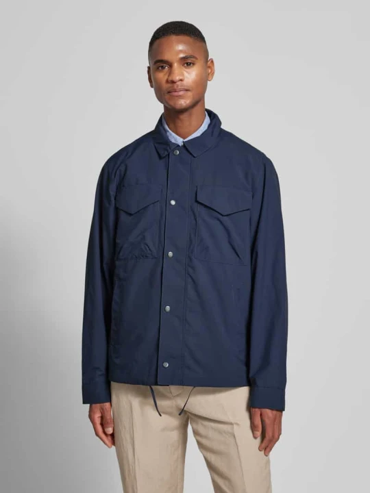 Zdjęcie produktu Kurtka z kieszeniami z patką na piersi model ‘Camber’ Barbour Granatowy