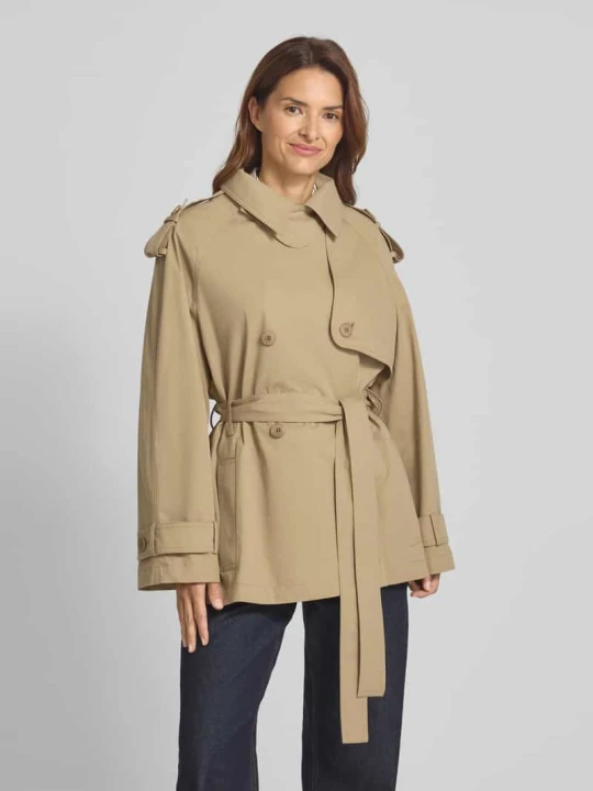 Zdjęcie produktu Trencz z kołnierzem z połami i wiązanym paskiem model ‘WELNEY’ Drykorn Camel