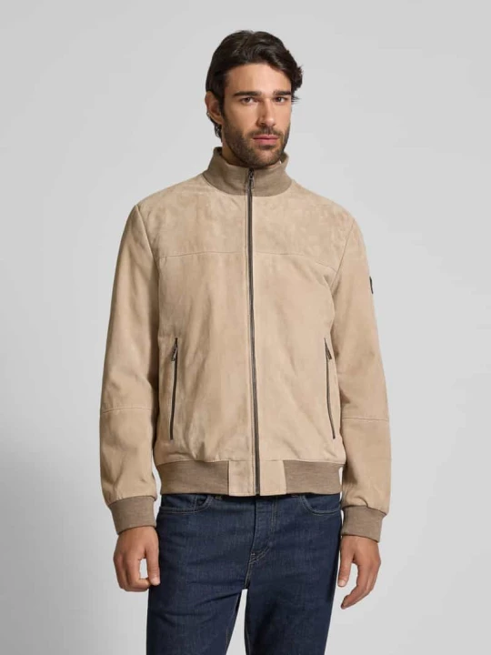 Zdjęcie produktu Kurtka skórzana męska JOOP! Collection; Czysta kozia skóra welurowa; Krój regular fit; Model ‘Byll’; Stójka; Zamek błyskawiczny; Kieszenie zapinane na zamek błyskawic Beżowy