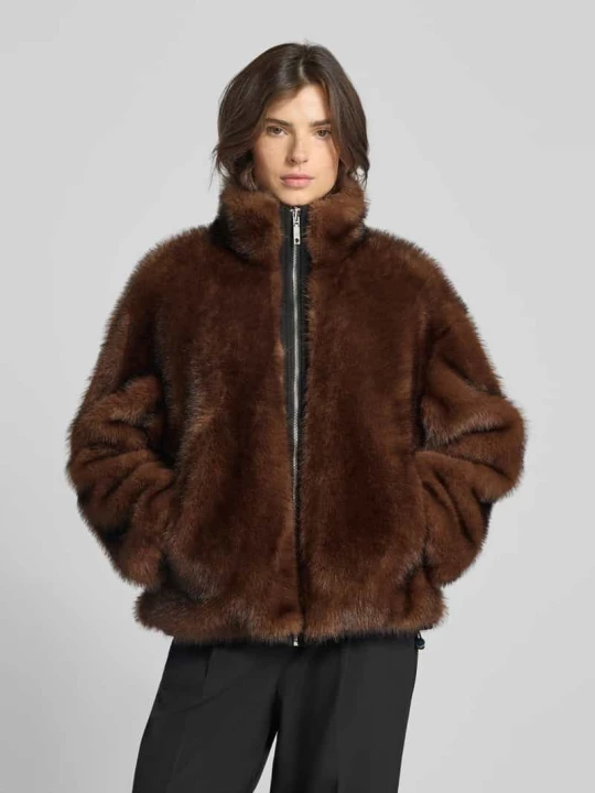 Zdjęcie produktu Kurtka ze sztucznego futra o kroju regular fit z bocznymi, wpuszczanymi kieszeniami model ‘AZOTO’ MAX&Co. Orzechowy