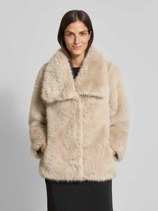 Zdjęcie produktu Kurtka ze sztucznego futra z szerokim, wykładanym kołnierzem model ‘NAIDA’ Soyaconcept Piaskowy