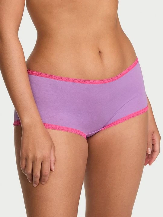 Zdjęcie produktu Lace Trim Majtki bawełniane szorty z koronką na krawędziach Lace-Trim Boyshort Victoria's Secret Fioletowy