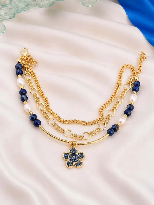 Zdjęcie produktu L'Atelier de Gaia Pozłacana bransoletka z lapis lazuli i cyrkoniami na kostkę rozmiar: onesize złoty
