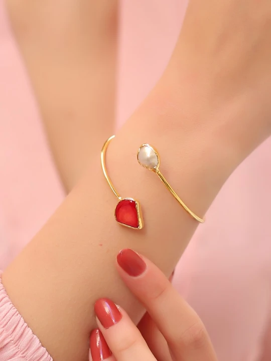 Zdjęcie produktu L'Atelier de Gaia Pozłacana bransoletka z perłą i koralem rozmiar: onesize