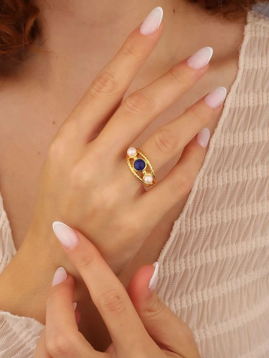 Zdjęcie produktu L'Atelier de Gaia Pozłacany pierścionek z lapis lazuli i perłami rozmiar: onesize