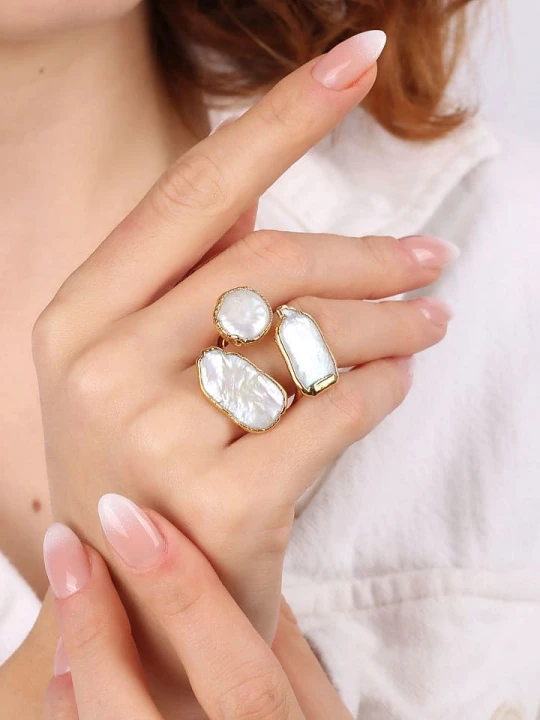 Zdjęcie produktu L'Atelier de Gaia Pozłacany pierścionek z perłami rozmiar: onesize