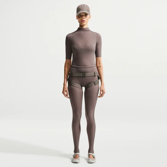 Zdjęcie produktu Legginsy damskie z wysokim stanem i wstawką w kształcie litery V NikeSKIMS Weightless - Brązowy