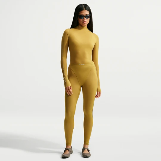Zdjęcie produktu Legginsy damskie z wysokim stanem i wstawką w kształcie litery V NikeSKIMS Weightless - Żółty