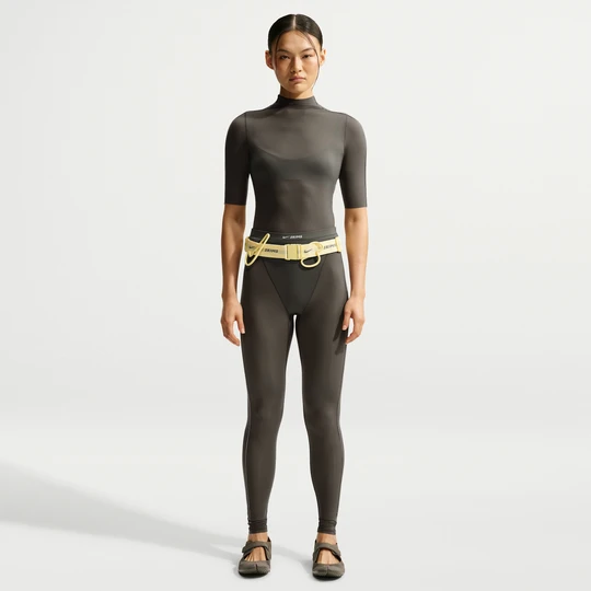 Zdjęcie produktu Legginsy damskie z wysokim stanem i wstawką w kształcie litery V NikeSKIMS Weightless - Czerń
