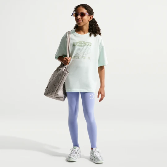Zdjęcie produktu Legginsy Nike Classic z wysokim stanem i nadrukiem dla dużych dzieci (dziewcząt) - Fiolet