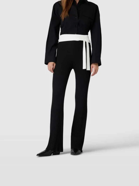 Zdjęcie produktu Legginsy o kroju flared fit w prążkowanej fakturze Remain Czarny