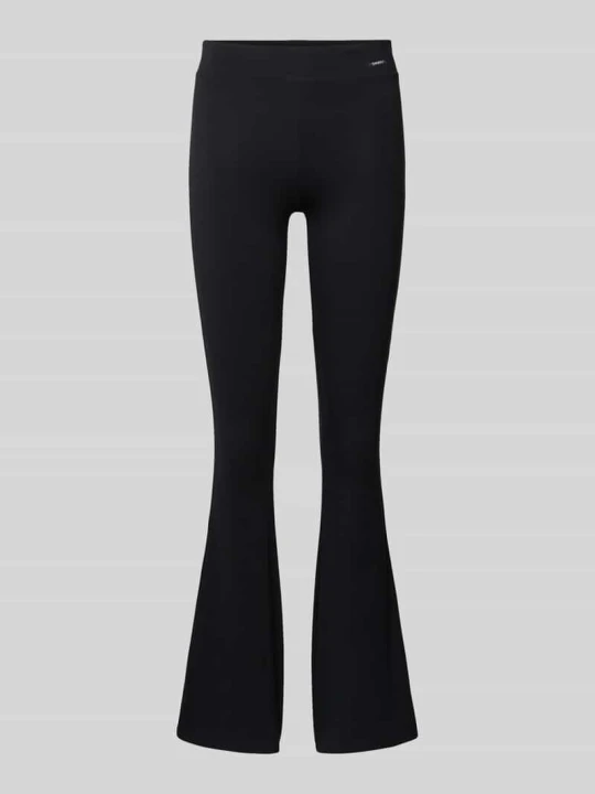 Zdjęcie produktu Legginsy o rozkloszowanym kroju z naszywką z logo SKINY Czarny